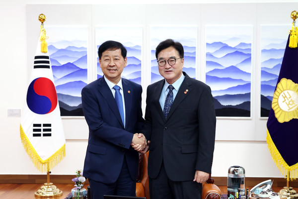 우원식 국회의장은 6일 오전 의장집무실에서 구윤철 경제부총리 겸 기획재정부장관을  접견하고 있다.