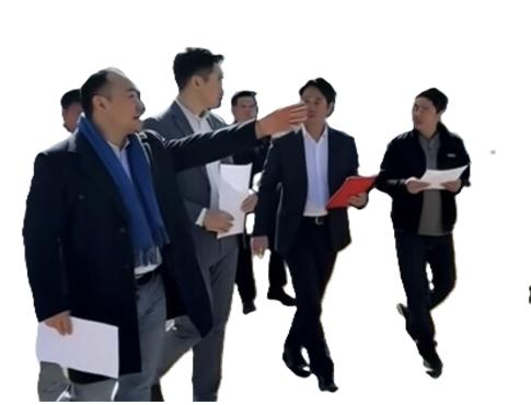 성남시 이군수 의원과 문승호 경기도의원이 희망대초등학교 공사  진행 상황을 점검하고 있다.