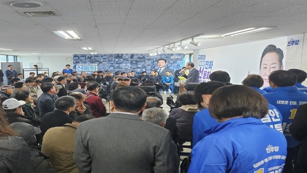 사진촬영=김영길 대 기자// 신동화 구리시장 예비후보 사무실 개소식에 수많은 지지자들이 모여 환호를 하고있다.