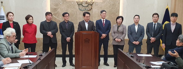 남양주시의회 국)시의원들은, 조성대 의장을  필두(왼쪽5번쩨 조성대 의장)로, 민주당 K예비후보 중앙정치 선동을 중단하라는 규틴기자회견을 열었다(글,사진제공/ 수도권일보 국장겸, 한국언론포털통신사 대기자) 