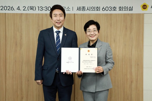                                                                         2일 위촉식 후 위원 대상 교육 실시